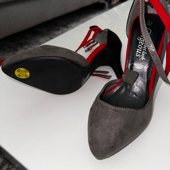 Simply stunning heels. Size 6 - Picture 3 of 6